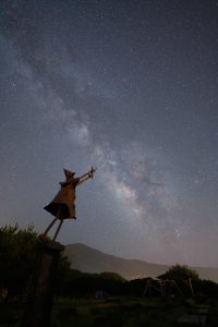 神津島は肉眼でも天の川が見えます よたね広場には星空保護区認定を受けて制作されたオブジェ
