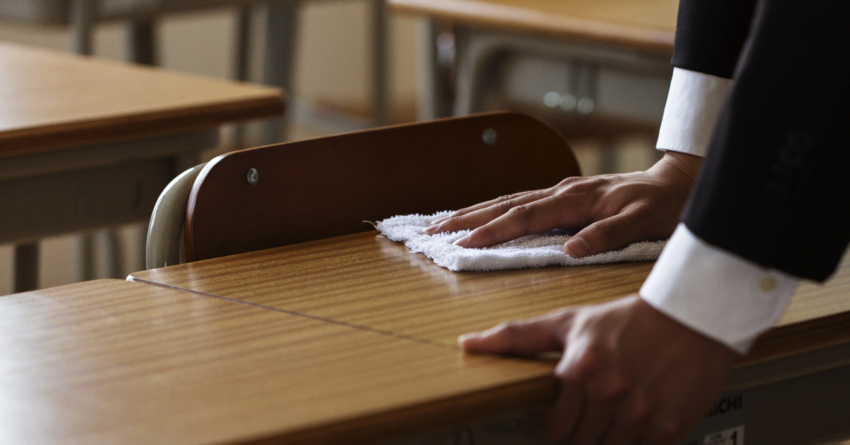 教室をそうじする背中でも、教えることができる。